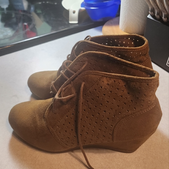 Boots - Picture 5 of 5